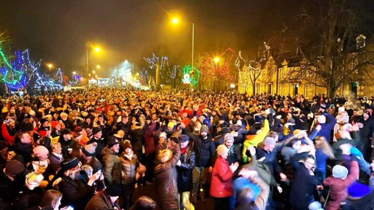 hogmanay-street-party-outside-grant-arms-hotel